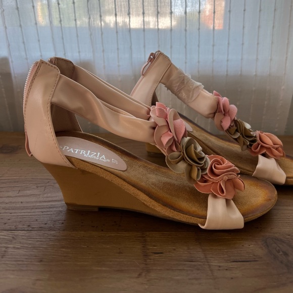 Pretty in pink! Small heeled wedge with flowers - Picture 2 of 3